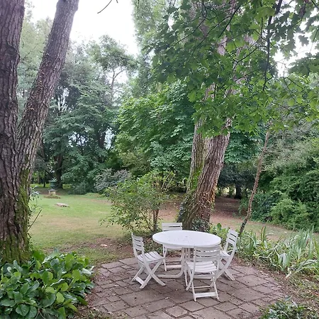 Les Allees Du Chateau Oda ve Kahvaltı Le Mazeau