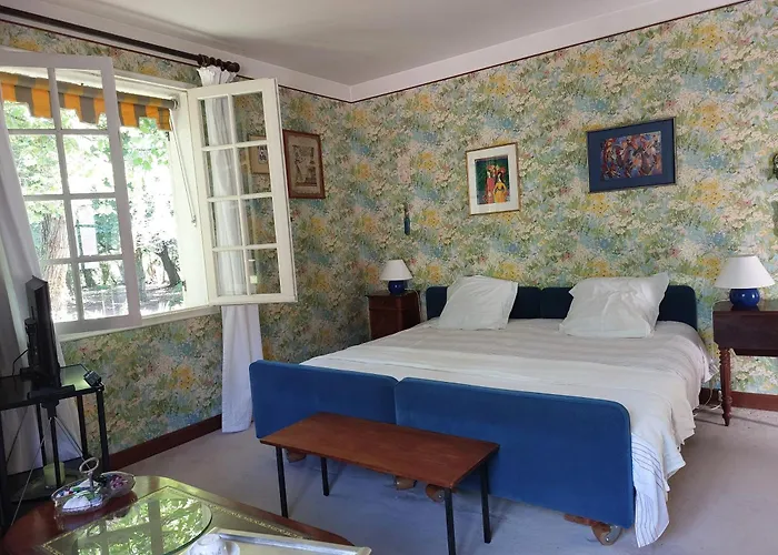 Les Allees Du Chateau